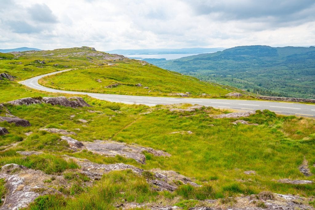爱尔兰空旷的弯道，两边都是绿色的田野——在开始史诗般的驾车旅行之前，确保你拥有了所有必要的自驾游必需品是值得的!