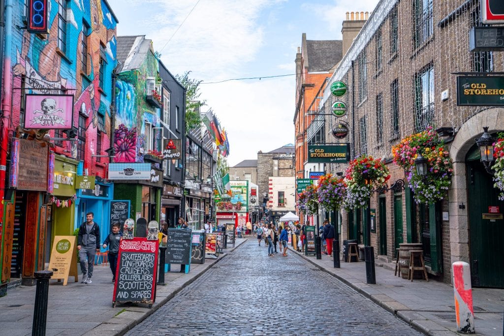 寺庙酒吧区五颜六色的街道，是在爱尔兰都柏林逗留几天必看的社区