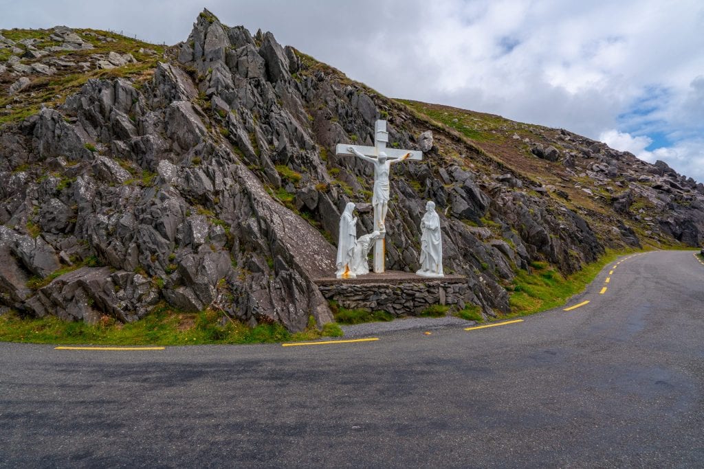 沿着Slea Head Drive的Slea Head十字架，在丁格尔半岛之旅中看到