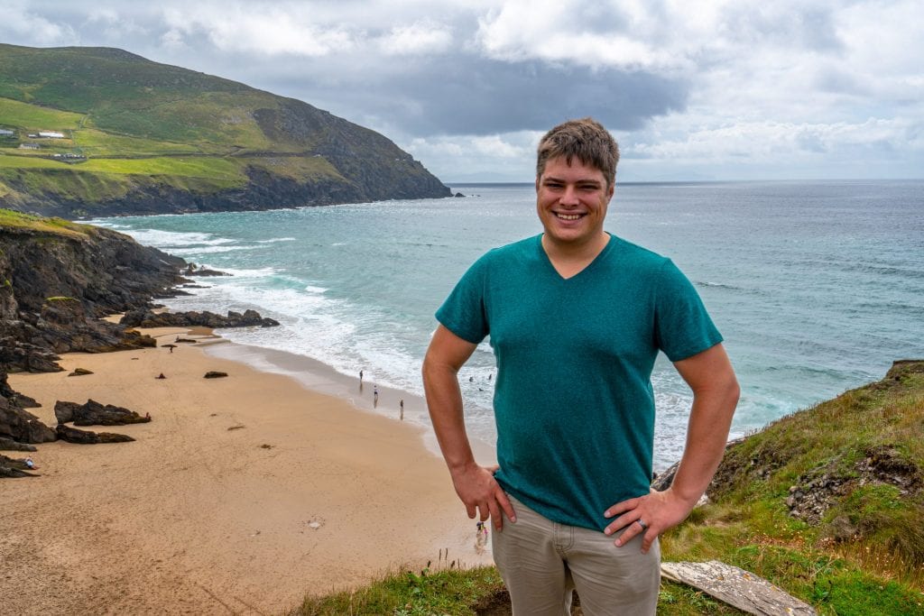 杰里米·斯托姆站在爱尔兰丁格尔半岛的斯莱黑德海滩前
