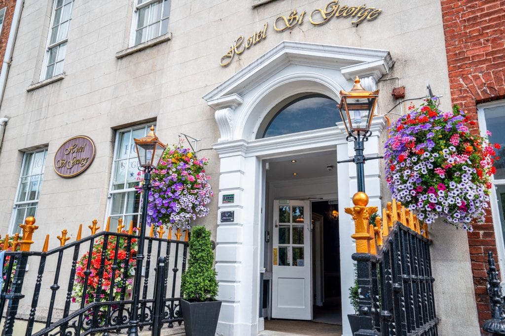 爱尔兰都柏林圣乔治酒店入口。门的两边都挂着花