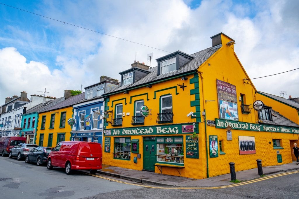 爱尔兰丁格尔五颜六色的街道上有一座亮黄色的建筑。丁格尔是Slea Head Drive的起点。
