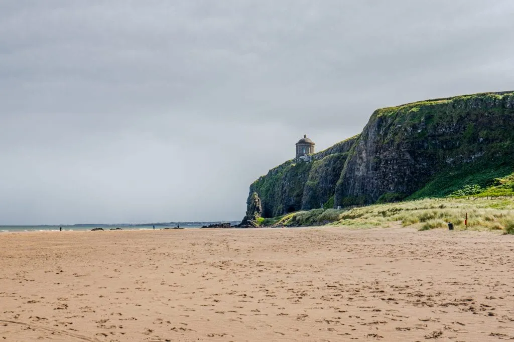 Downhil海滩，背景是Mussenden寺庙，正如我们在最近的爱尔兰自驾游中看到的!