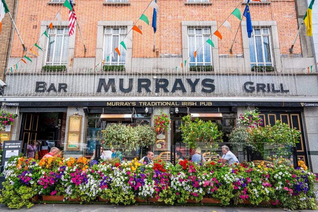 爱尔兰都柏林的Murrays烧烤店的照片，前面有五颜六色的花