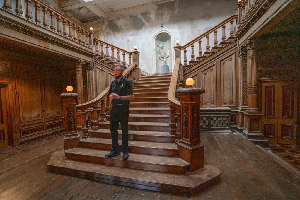闹鬼的阁楼大厅里的楼梯，这是爱尔兰最适合探索的地方之一