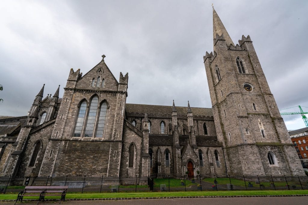 多云的爱尔兰都柏林圣帕特里克大教堂的外观。