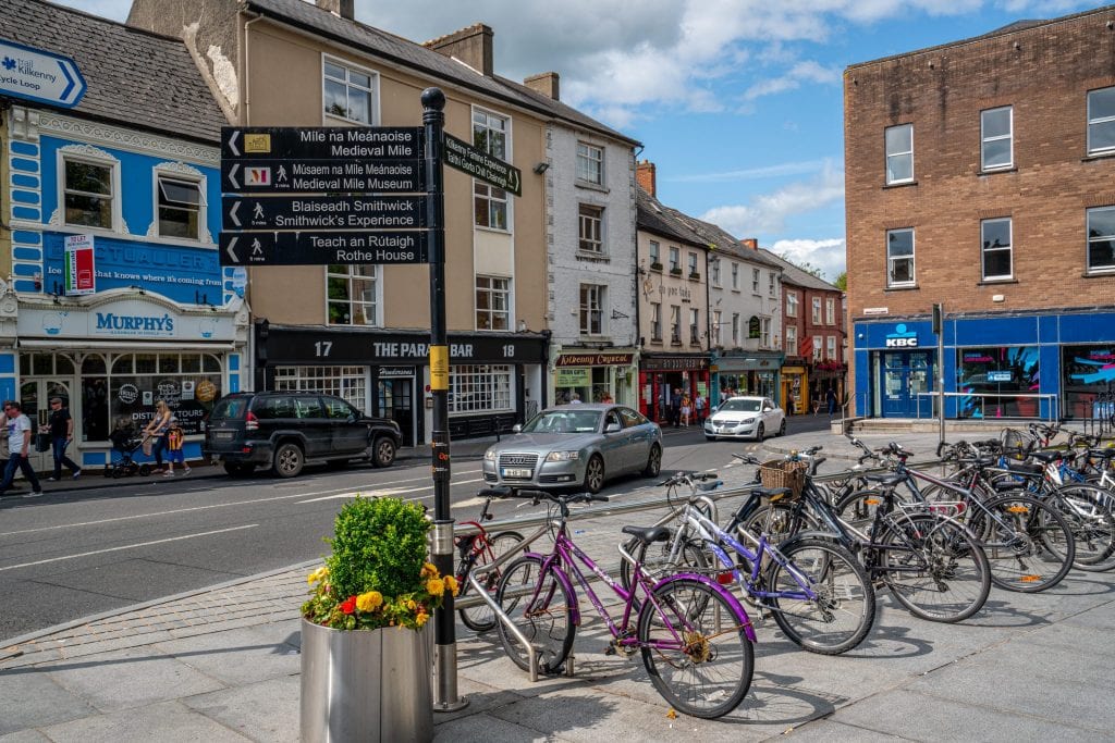 爱尔兰基尔肯尼五颜六色的街道，自行车停在右边。基尔肯尼是爱尔兰都柏林最好的一日游之一