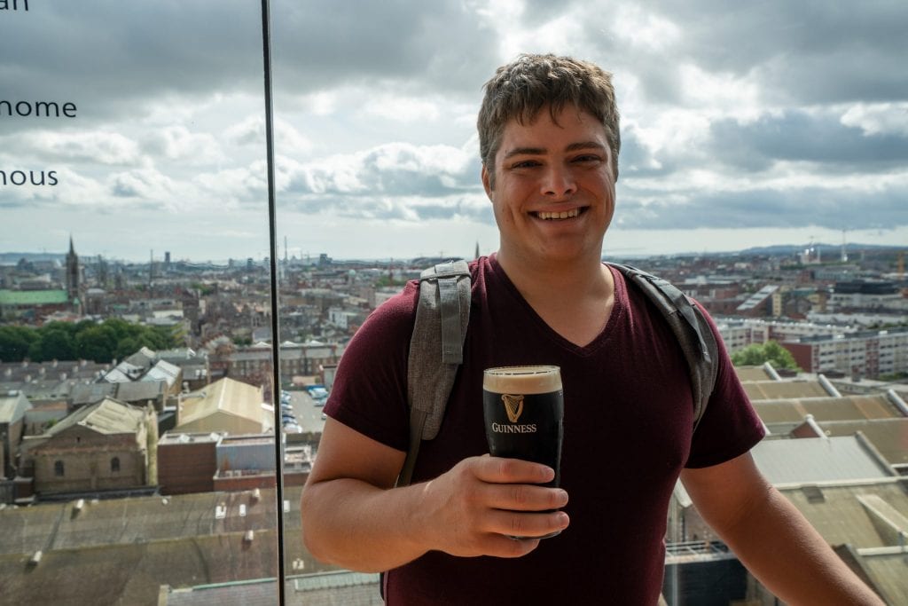 杰里米·斯托姆在爱尔兰都柏林呆了几天，喝了一瓶吉尼斯黑啤酒