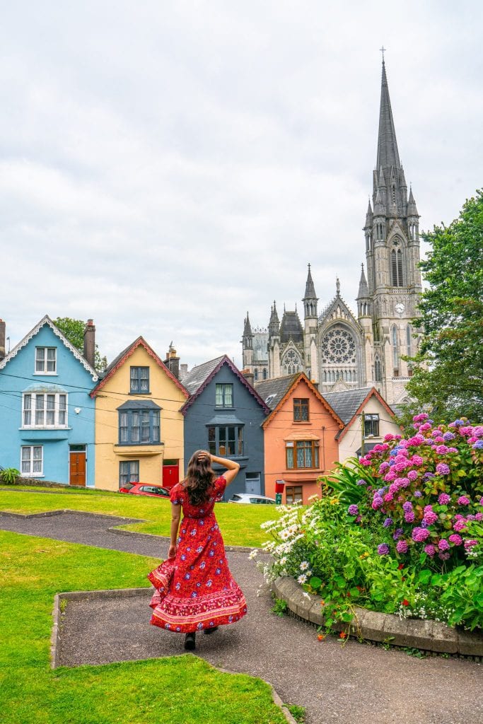 凯特·斯道姆(Kate Storm)在爱尔兰科布(Cobh Ireland)穿着这条爱尔兰打包清单上推荐的红色连衣裙
