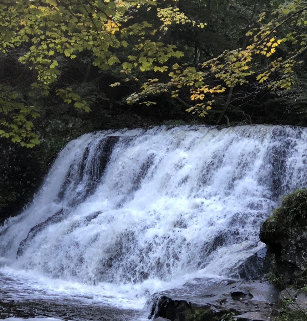 康涅狄格州米德尔顿附近的瀑布，游览新英格兰时的绝佳落脚地!