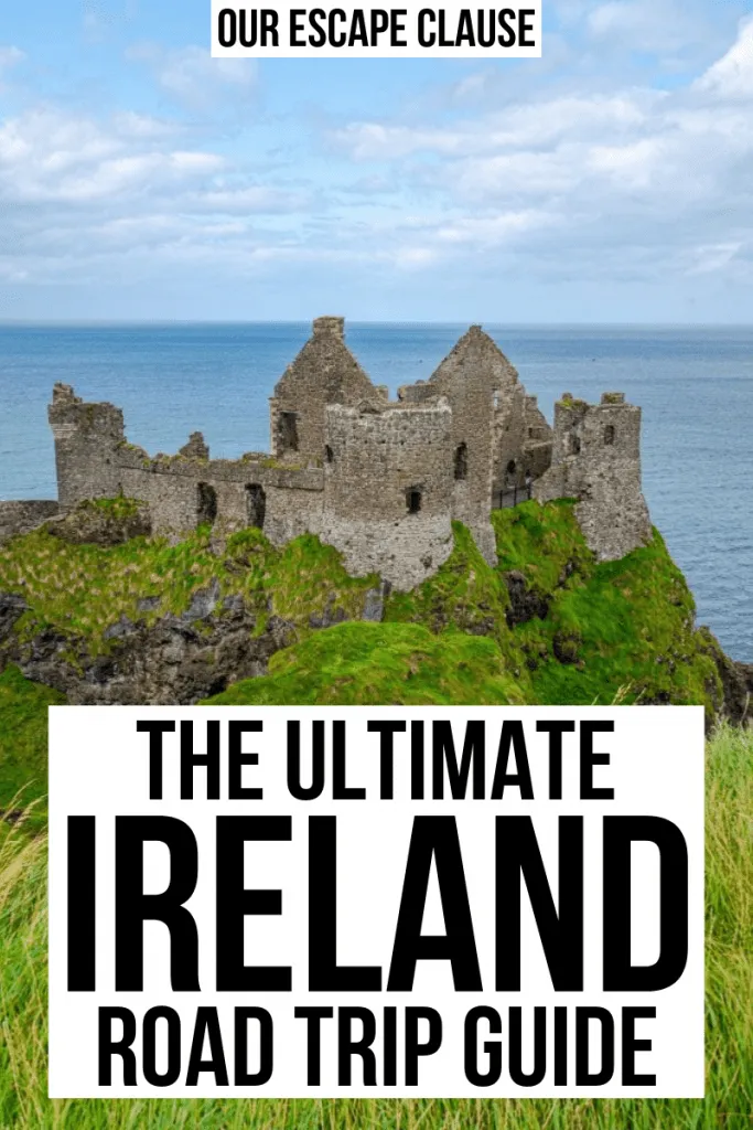 邓卢斯城堡的照片。白底黑字写着“终极爱尔兰自驾游指南”