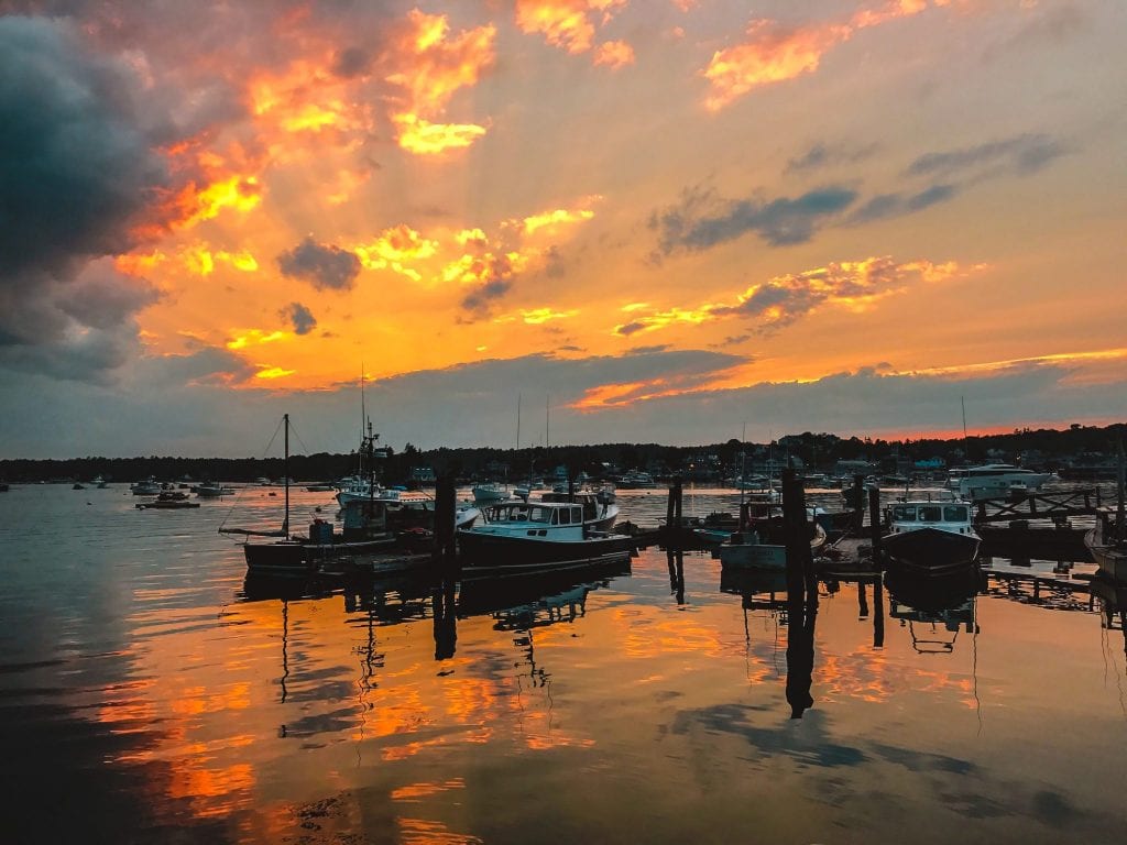 日落时分的缅因州布斯湾，新英格兰最好的景点之一