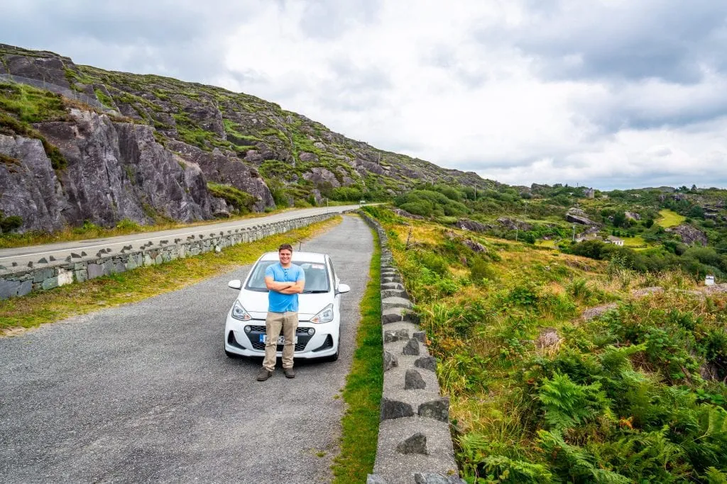 杰里米·斯道姆在爱尔兰的公路旅行中开着租来的白色汽车行驶在比尔亚环岛上