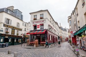 蒙马特区的Le Consulat Cafe，门前没有人，是巴黎最适合上instagram的地方之一