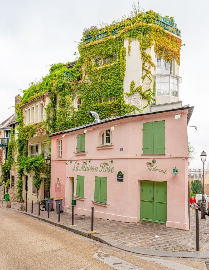 绿粉相间的la maison玫瑰门面，巴黎蒙马特著名的粉红屋