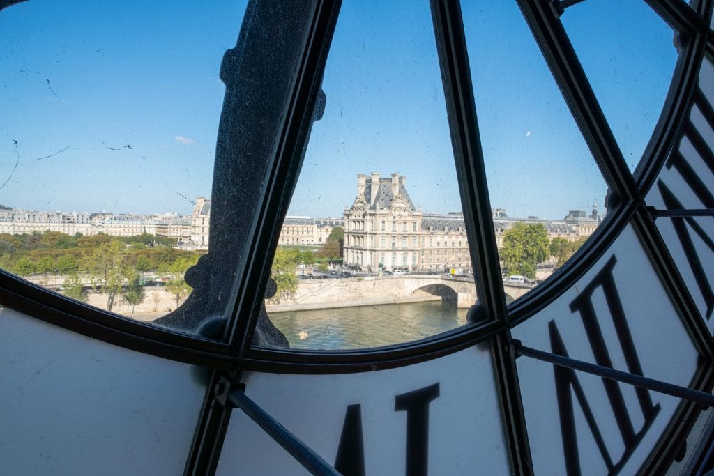 从巴黎著名的摄影胜地奥赛博物馆的一个钟表里往外看