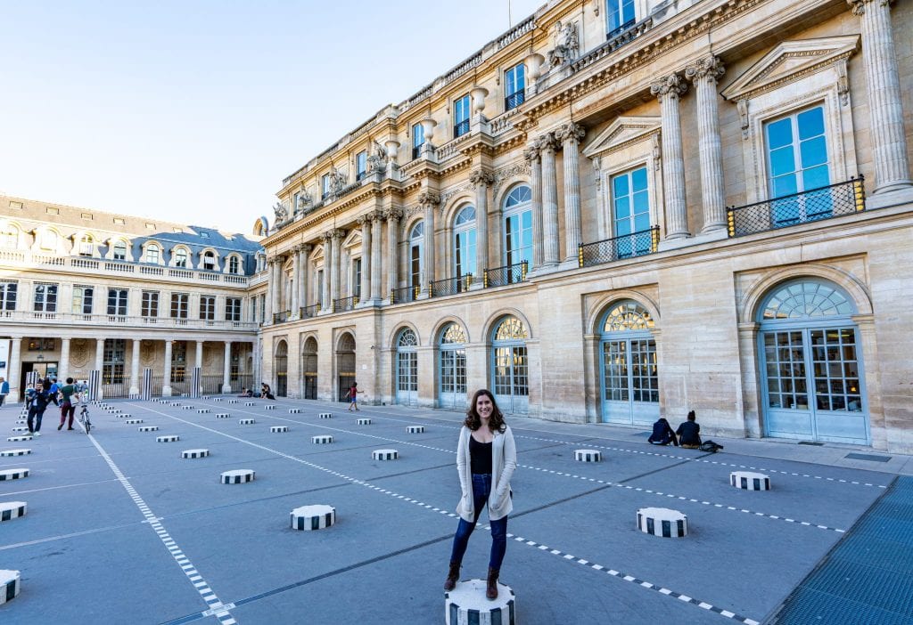 凯特·斯道姆站在科隆德布伦，这是巴黎最好的拍照地点之一