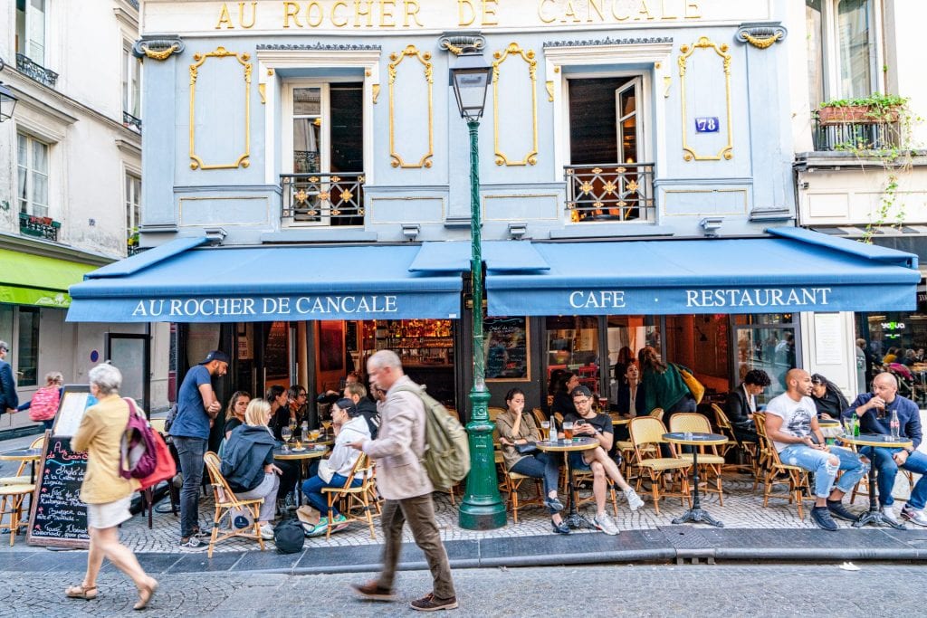 巴黎咖啡馆的蓝色建筑和蓝色遮阳篷，前面走着一个男人——这样的场景激发了许多关于巴黎的名言!