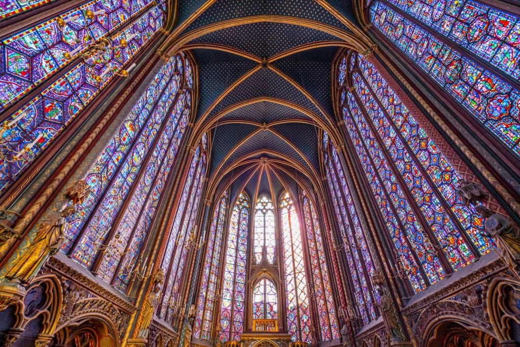 巴黎圣礼拜堂的内部——学习如何为旅行做预算帮助我们第一次体验到这一点