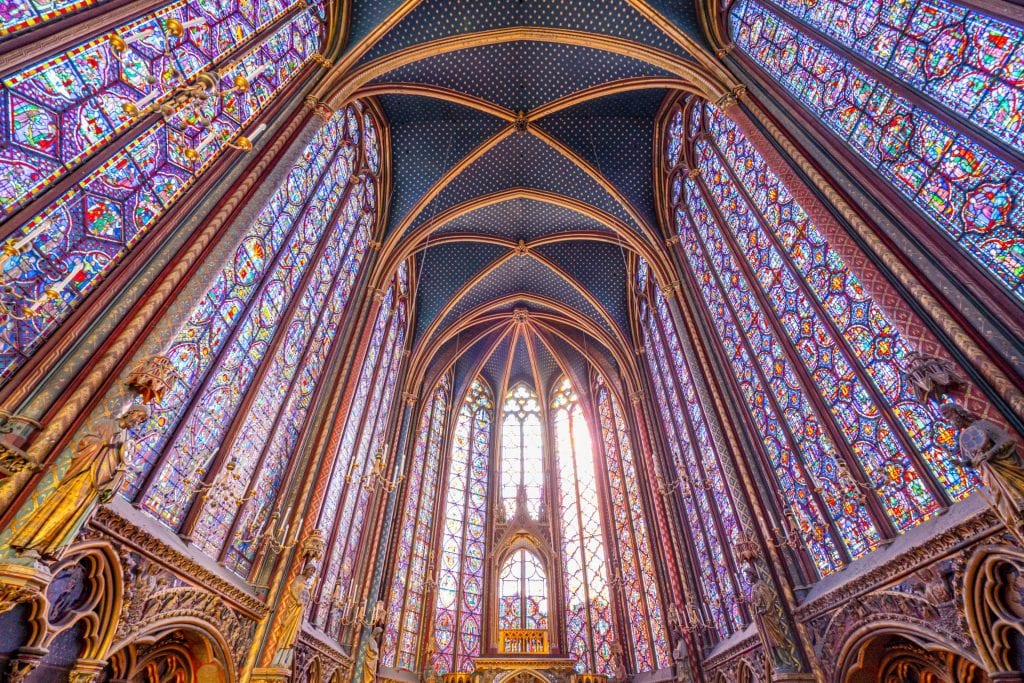 从圣坛上仰望时，圣礼拜堂的彩色玻璃内部，这是法国巴黎最美丽的地方之一