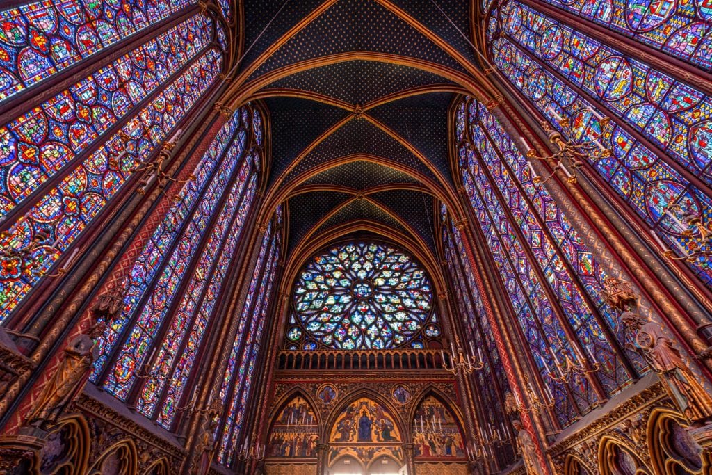 圣礼拜堂的彩色玻璃，后窗的彩色玻璃在中心-这个教堂属于任何巴黎的行程，你一定要在你的巴黎周末之旅来参观!
