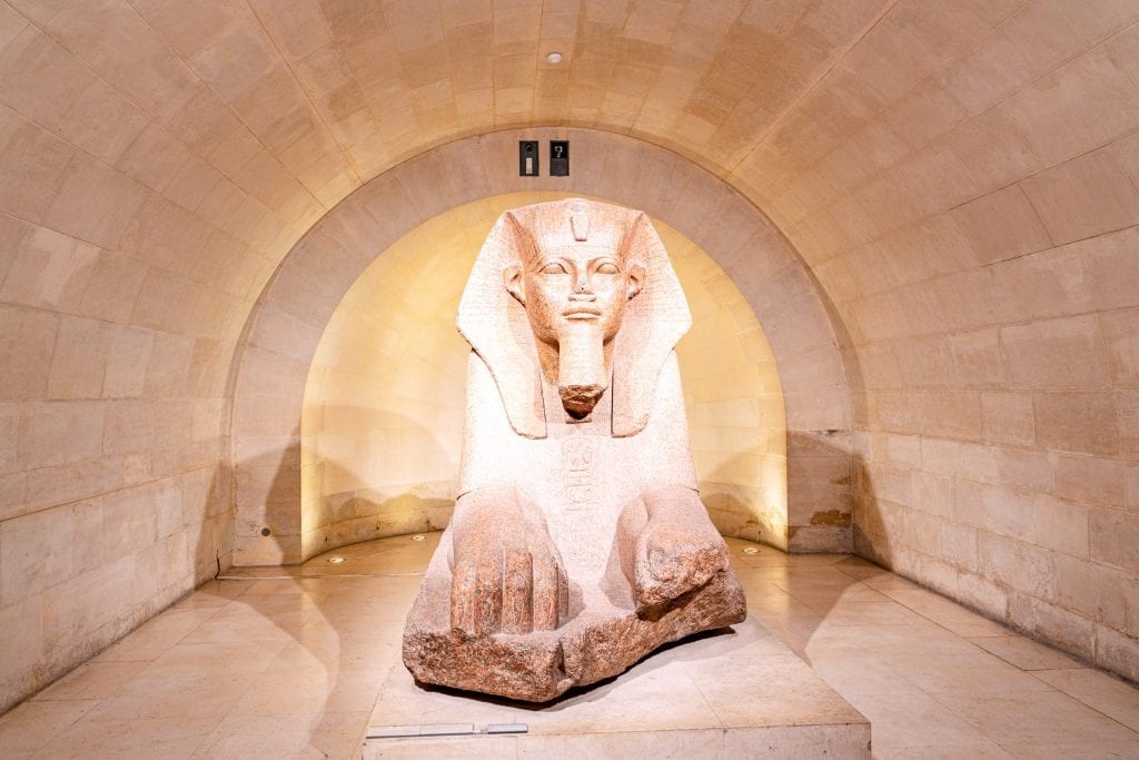 卢浮宫的狮身人面像——在巴黎的两天周末之旅中，一定要参观世界上最大的博物馆!