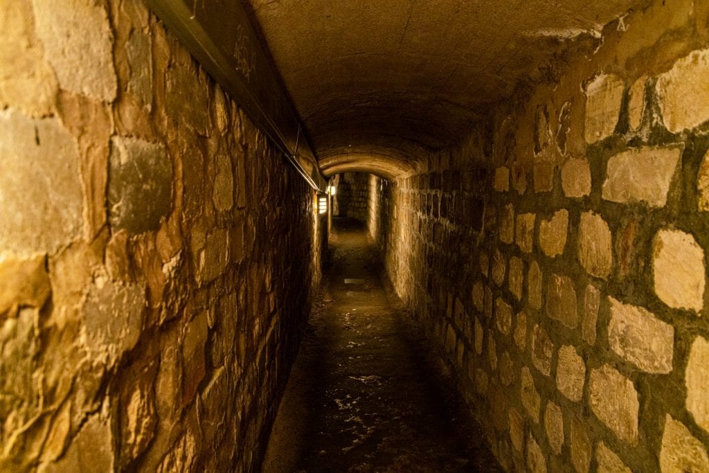 巴黎地下墓穴的狭窄通道