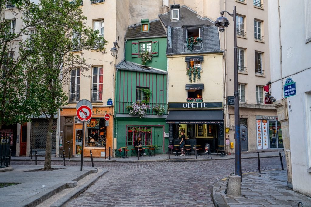 前面没有人的巴黎奥杰特咖啡馆，是法国巴黎最好的拍照地点之一