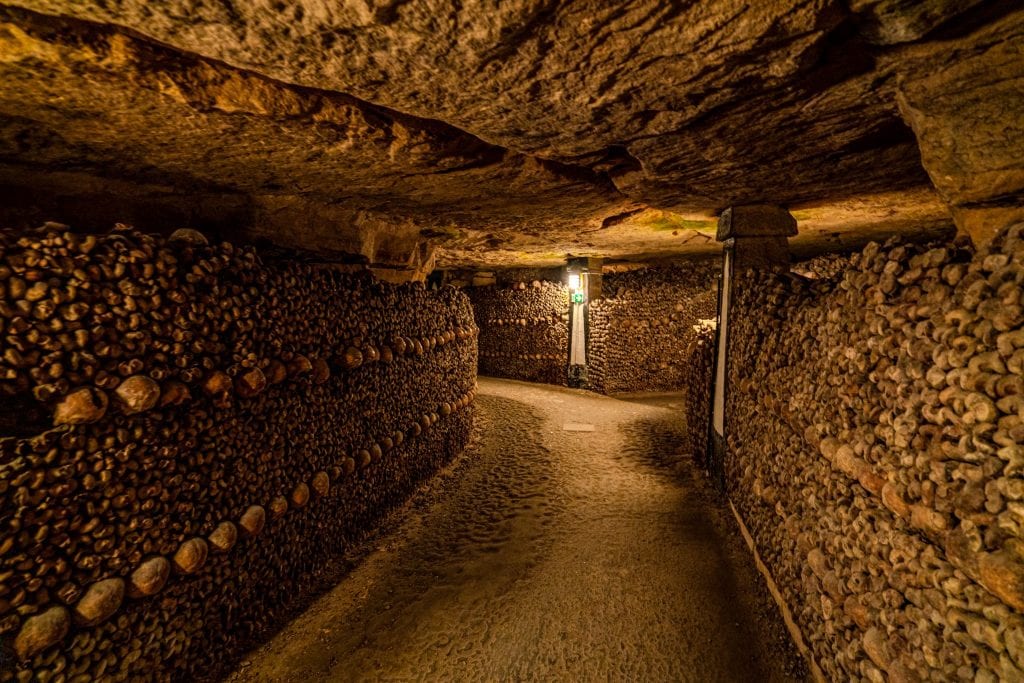 穿过巴黎地下墓穴的空小路，两边堆满了骨头