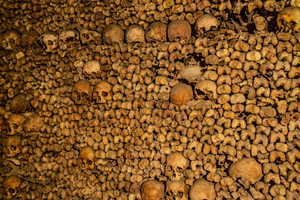 参观巴黎地下墓穴时看到的骨头墙
