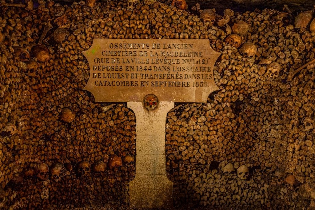 在巴黎的地下墓穴里有一堆带墓碑的骨头