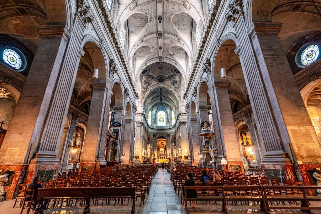 巴黎圣叙尔皮斯教堂内部——当你想知道去巴黎旅行要花多少钱时，请记住，像这样的许多美丽的景点都是免费参观的!