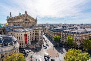 在巴黎最好的instagram景点之一老佛爷的屋顶上可以看到巴黎歌剧院和埃菲尔铁塔