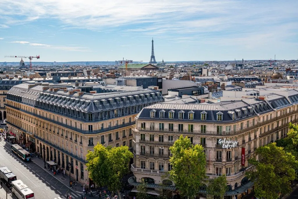 从老佛爷百货商店俯瞰埃菲尔铁塔，这是您在巴黎2天行程中必看的景点