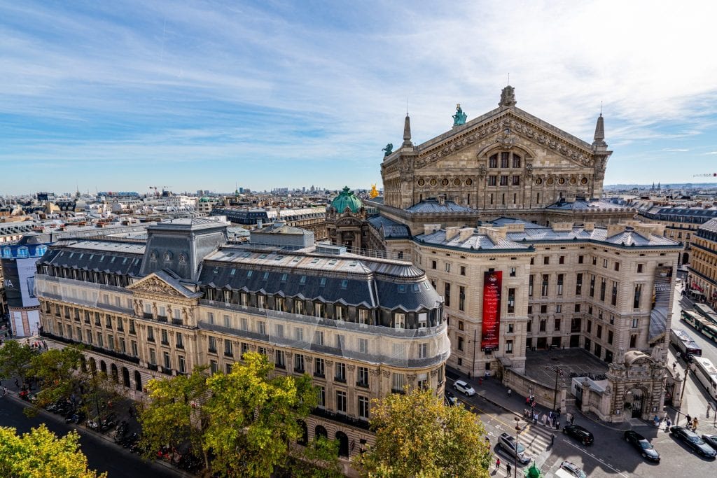 从老佛爷画廊看巴黎歌剧院的景色，正如在工作和旅行时看到的那样必威体育官方登录