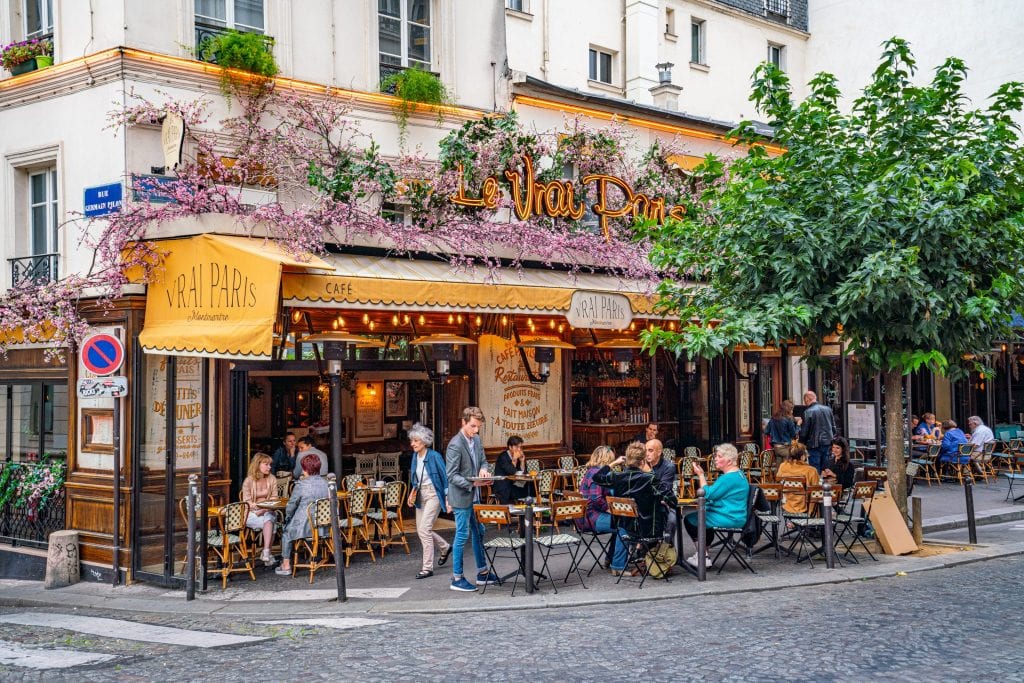 法国巴黎五颜六色的咖啡馆照片——在巴黎旅行的任何一个周末都会有大量的时间在咖啡馆里!