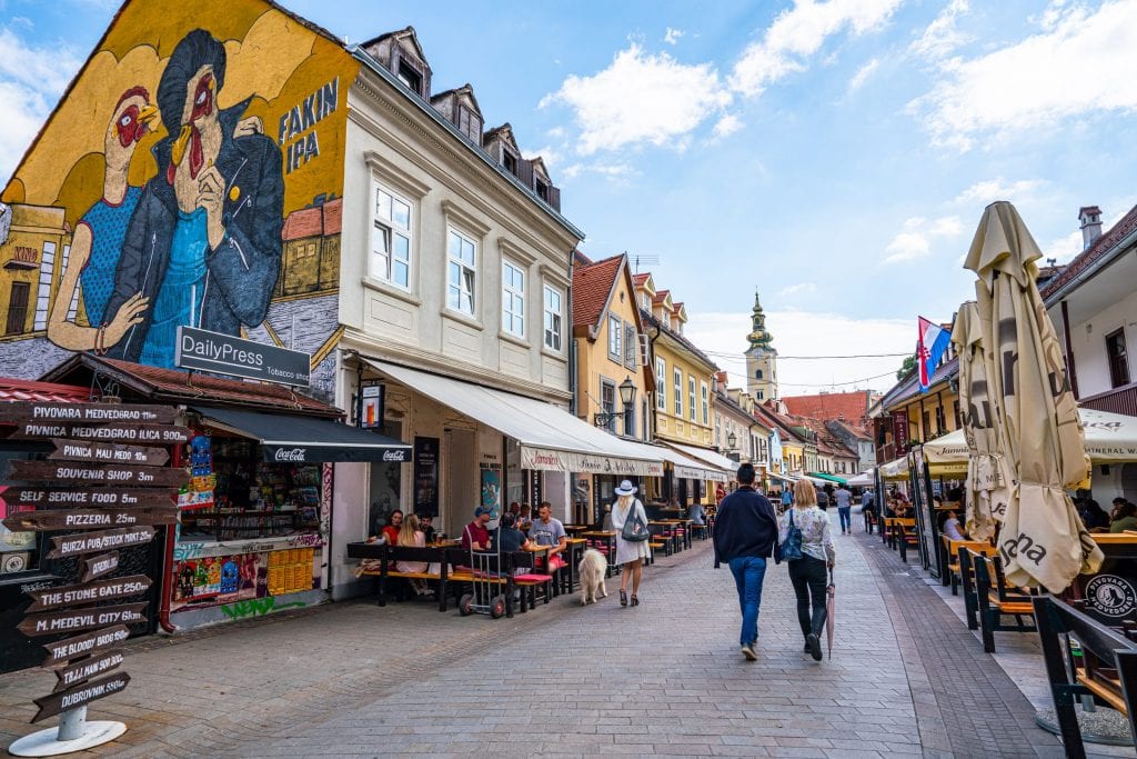 克罗地亚萨格勒布的tkalziieveva街，照片左侧是一只鸡的街头艺术作品