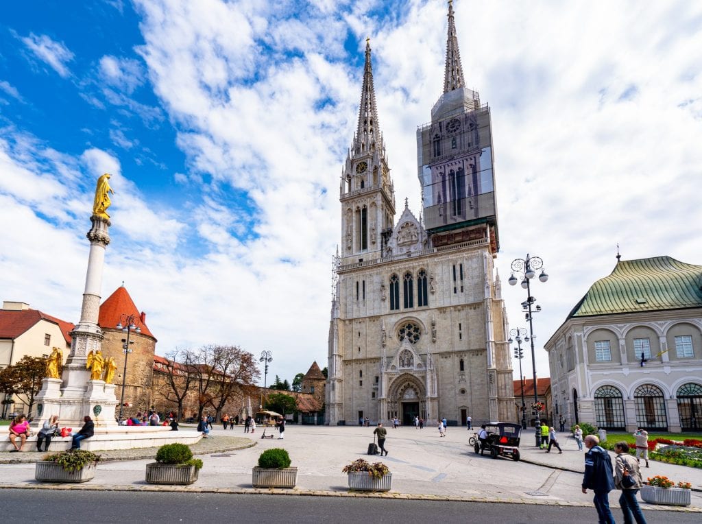 从正面拍摄的萨格勒布大教堂的照片——在克罗地亚萨格勒布的一日游中，一定要把它添加到你的观光清单中。