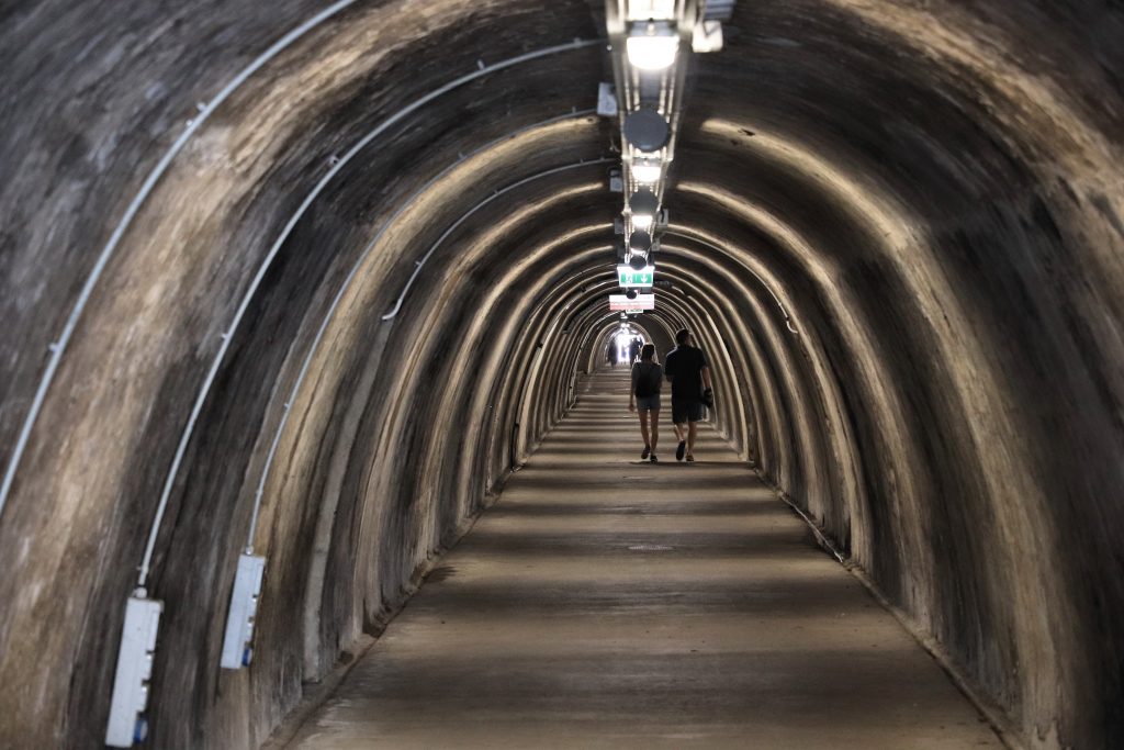 在克罗地亚萨格勒布访问期间，两个人走过混凝土隧道