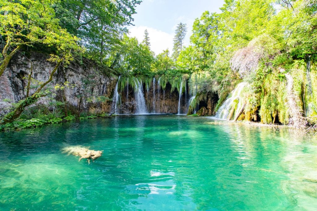 绿松石湖和小瀑布，可以在克罗地亚的Plitvice湖国家公园看到，这是克罗地亚10天行程的重要组成部分!