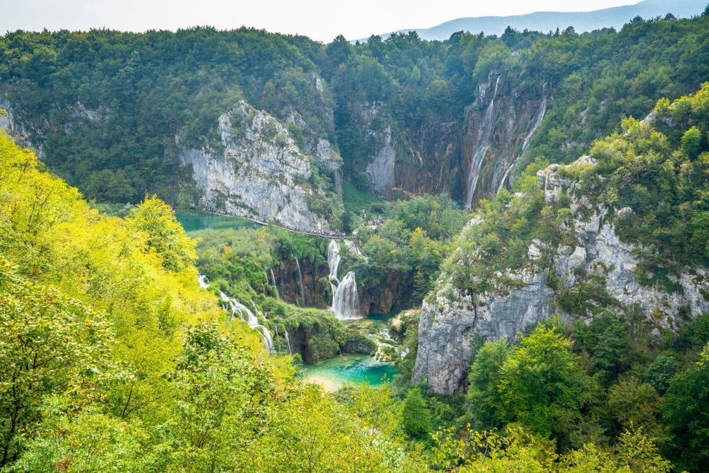 从克罗地亚Plitvice湖1号入口附近的峡谷对面看到的Veliki Slap