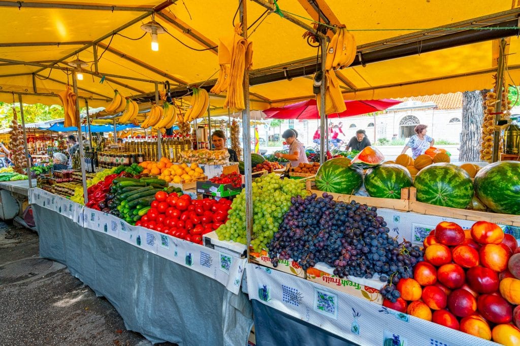 克罗地亚市场上出售的农产品:克罗地亚贵吗?水果绝对不是。