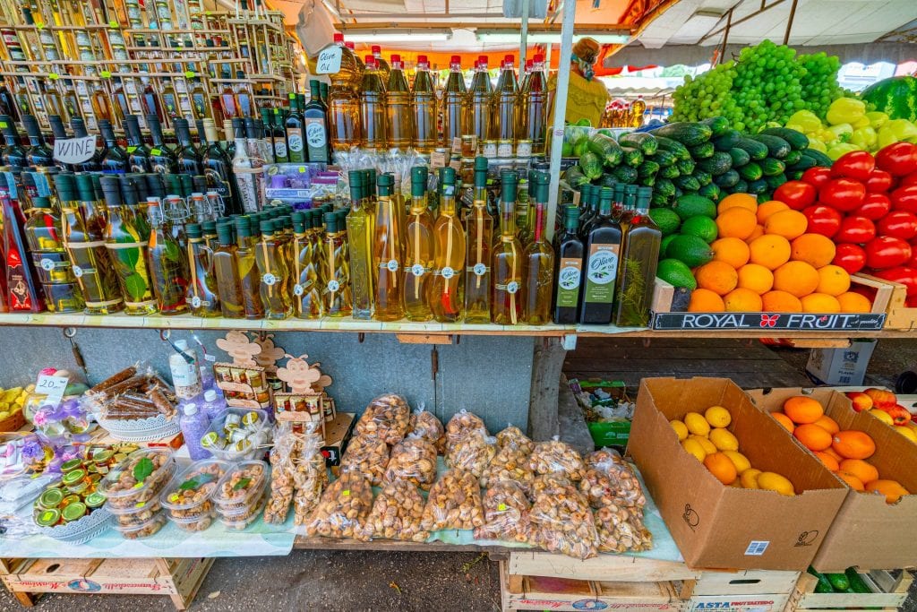 克罗地亚的市场摊位上有新鲜水果和橄榄油