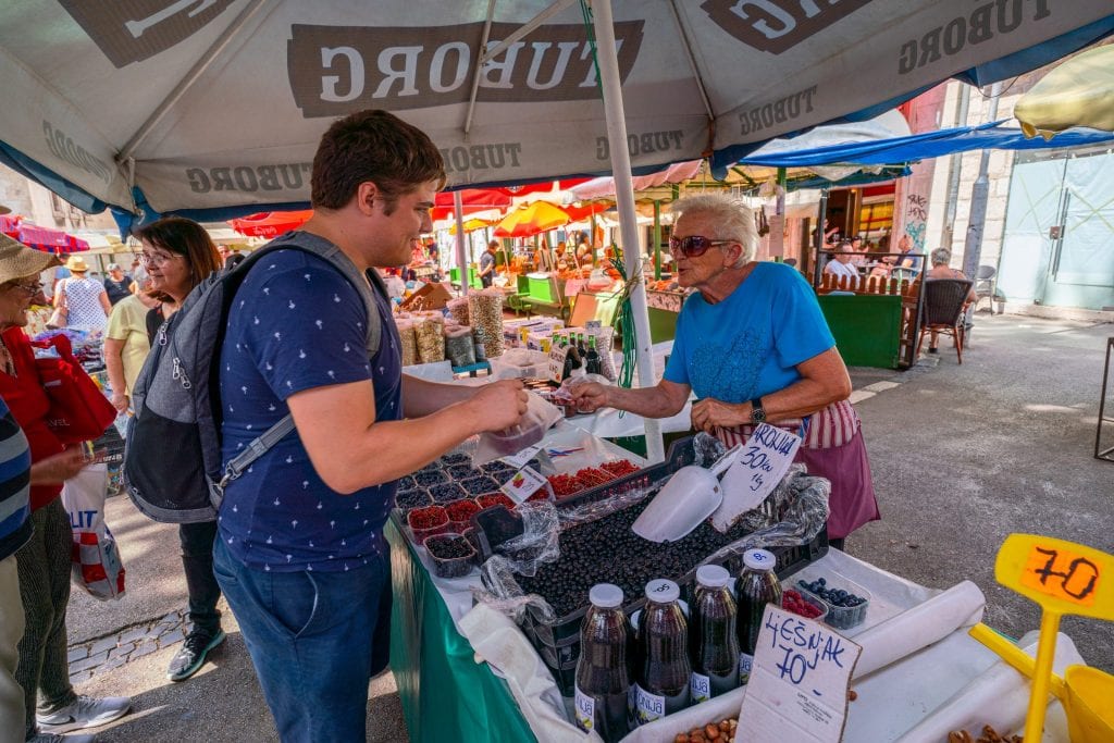 杰里米·斯托姆在克罗地亚斯普利特的帕扎尔市场购买覆盆子
