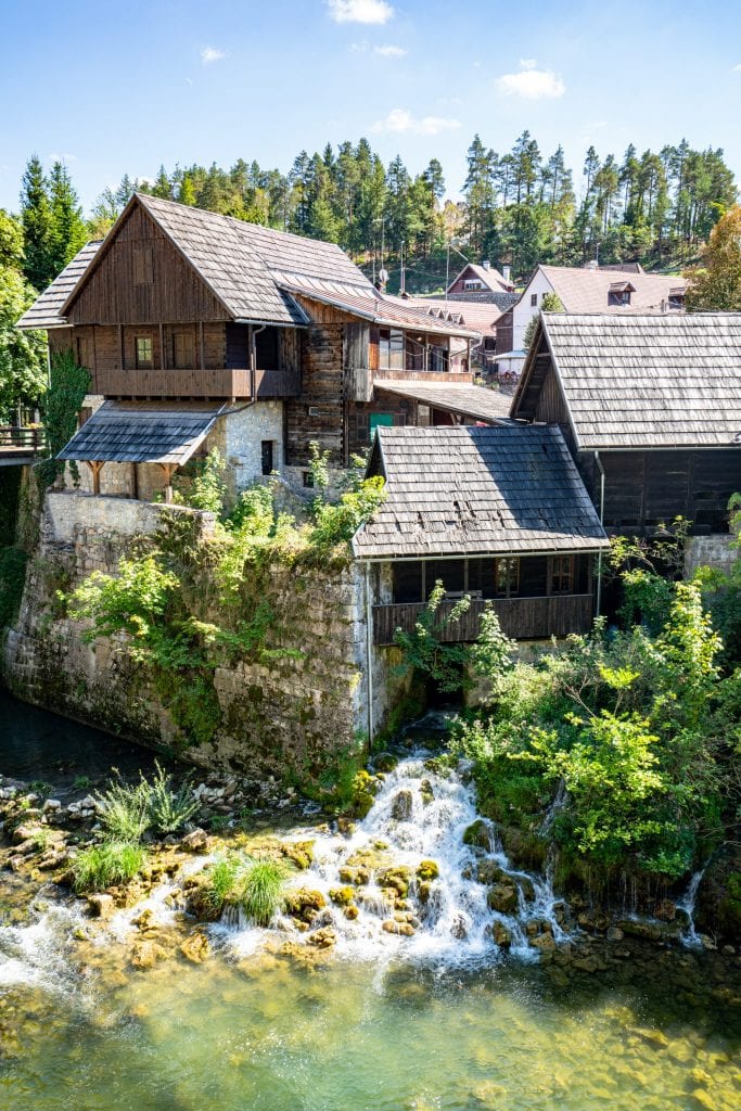 克罗地亚的拉斯托克木房子，前面有老磨坊，下面有瀑布