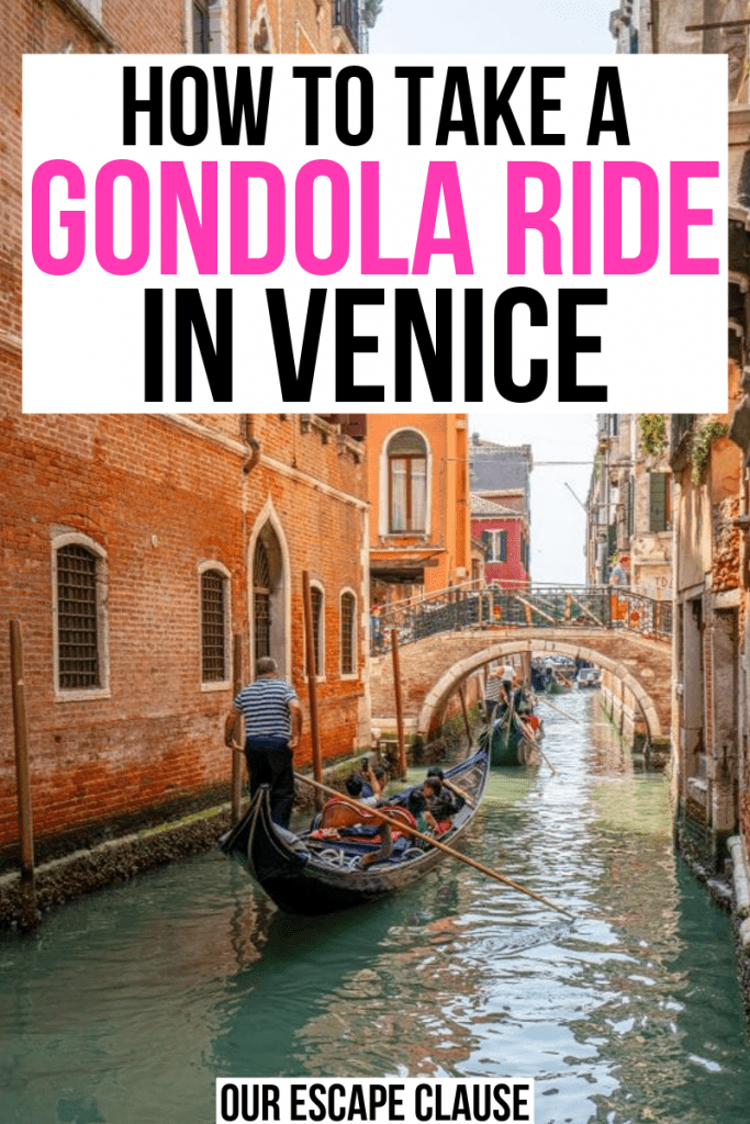 运河中的贡多拉照片。白色背景上的黑色和粉色文字写着“如何在威尼斯乘坐贡多拉”