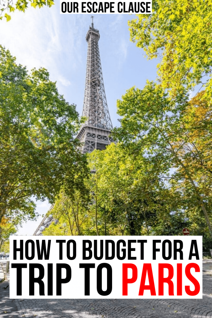 埃菲尔铁塔被枝繁叶茂的树木框起来的照片。黑红相间的白底文字写着“如何预算巴黎之旅的费用”
