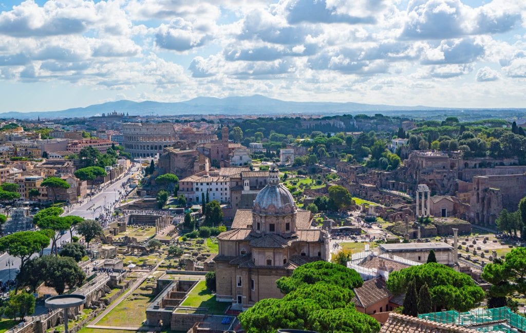 从圣母院俯瞰罗马广场和斗兽场，这是罗马最好的观景点之一