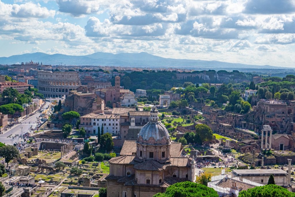 从alare della Patria的顶部俯瞰罗马广场，这是罗马最好的摄影地点之一