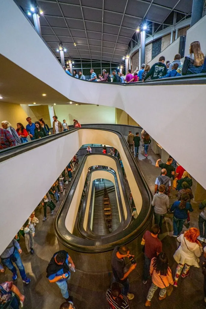 参观梵蒂冈博物馆的人们排队爬螺旋楼梯去参观展品